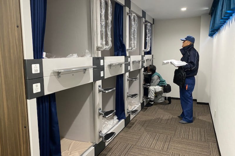 店舗内装工事作業（カプセルホテル）